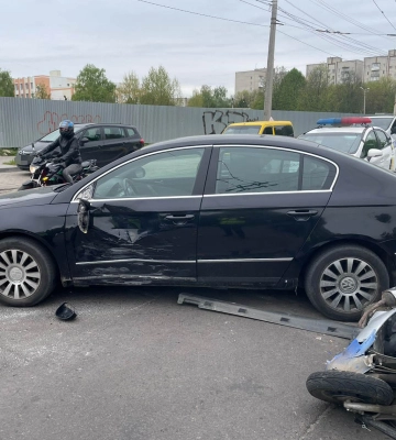 У Луцьку не розминулися автівка та мопед: потерпілого госпіталізували