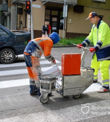 Для безпеки водіїв і пішоходів: у Дніпрі ремонтують дороги та оновлюють дорожню розмітку