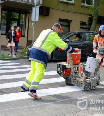Ремонт автошляхів, оновлення дорожньої розмітки: у Дніпрі піклуються про безпечний рух на дорогах
