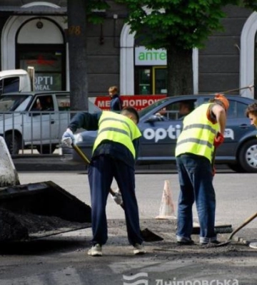 Для безпеки водіїв і пішоходів: у Дніпрі ремонтують дороги та оновлюють дорожню розмітку