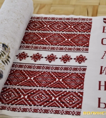 Майстриня з Луцька вишила на міжнародному рушнику єднання столітній волинський візерунок. Фото