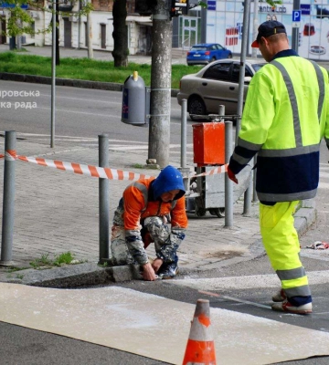 Ремонт автошляхів, оновлення дорожньої розмітки: у Дніпрі піклуються про безпечний рух на дорогах