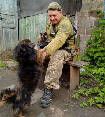 Військовий з Дніпра показав зворушливу зустріч кулеметника з бойового завдання 