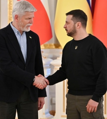 Президент Чехії подарував Зеленському пістолет Президент Чехії подарував Зеленському пістолет