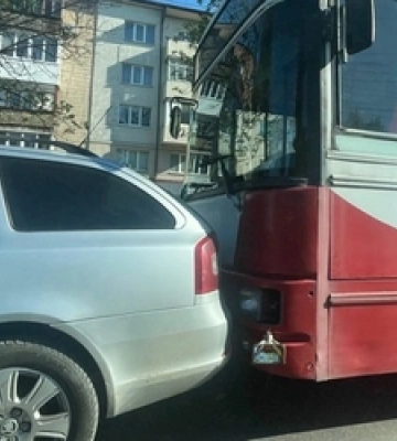 У Луцьку тролейбус «наздогнав» на світлофорі «шкоду» (фото, відео)