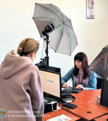 Міграційна служба України відновлює документи постраждалим від ракетного удару в Умані