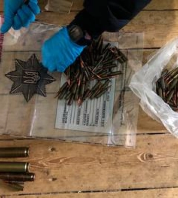 Полтавські поліція та СБУ затримали групу осіб, причетну до незаконного обігу зброї та боєприпасів