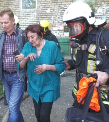 У Запоріжжі виникла пожежа у п&#039;ятиповерхівці: людей евакуювали