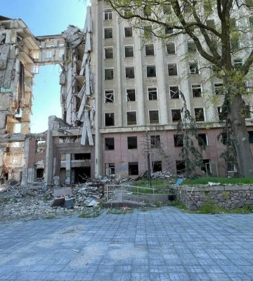 У Миколаєві Держекоінспекція обстежила територію навколо зруйнованої будівлі облради