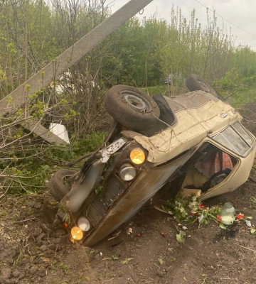 На Київщині п’яний водій на «Жигулях» врізався в стовп і перевернувся (ФОТО)
