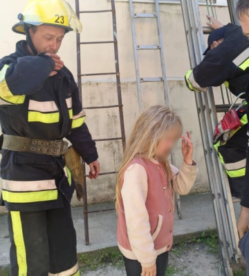 В Одеській області врятували дівчинку, яка ледь не зірвалась з другого поверху