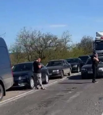 Через Мелитополь увеличился поток транспорта, на границе с Крымом образовался затор (видео)