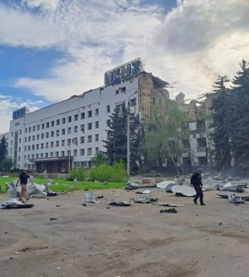 Спасатели тушат пожар, полиция перекрыла дорогу: Последствия ракетной атаки Краматорска и Славянска