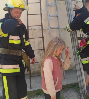 В Одеській області врятували дівчинку, яка ледь не зірвалась з другого поверху
