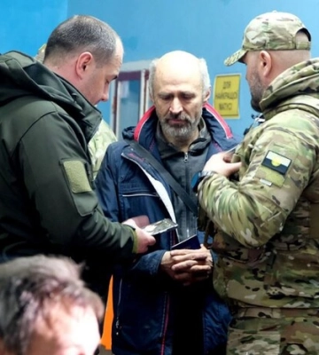 Жінку вбило на очах у сина: РФ обстріляла евакуаційний екіпаж із Бахмута (відео)