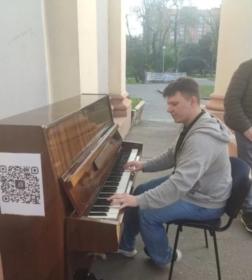 Для підняття настрою: у Дніпрі в парку Глоби школяр встановив піаніно