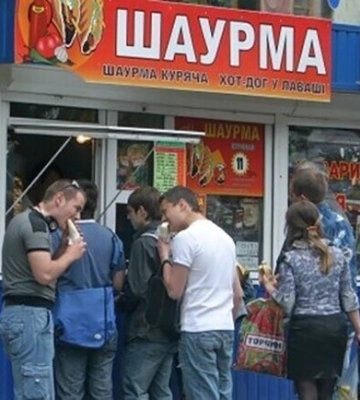 Кіоски з шаурмою торгують у Києві без сертифікатів та санкнижок