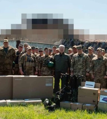 Хлопці щойно приземлили ворожий «Ланцет»: Порошенко привіз на південний фронт електроніку для підрозділу ППО