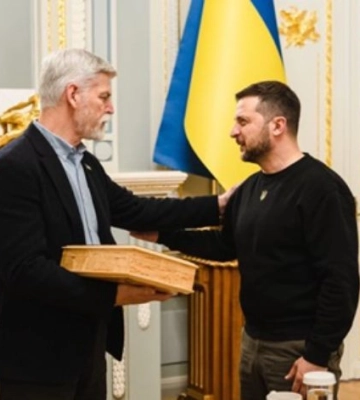 Президент Зеленский получил от чешского коллеги легендарный пистолет