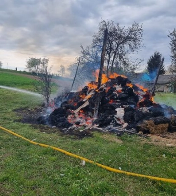 Було 4 тонни соломи, а тепер - нуль. На Рівненщині гасили пожежу у селі