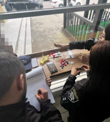 У жителів Рівненщини поліцейські вилучили амфетамін, марихуану та гранату