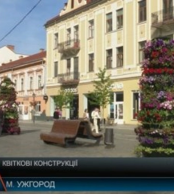 На площі Петефі в Ужгороді цього тижня встановили 5 колон з квітами (відео)