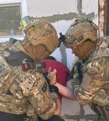 Передавали ворогу місця дислокації ЗСУ та працювали на окупантів - на Херсонщині СБУ затримала батька й сина. ФОТОрепортаж