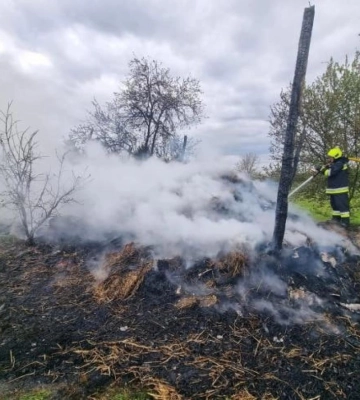 У Рівненському районі згоріло 4 тонни соломи