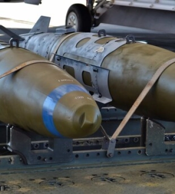 Российские войска сбросили три авиабомбы на Херсонскую область: есть разрушения и раненые