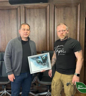 Президенту Латвії вручили картину, яку намалював воїн з Рівненщини