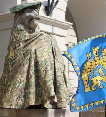Левів Львова одягнули у військову форму