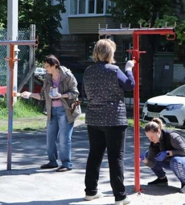 Понад 300 дніпрян на 7 локаціях: містяни вийшли на суботники у Центральному районі міста