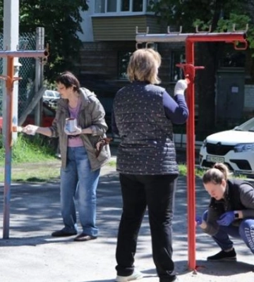 Понад 300 дніпрян на 7 локаціях: містяни вийшли на суботники у Центральному районі міста