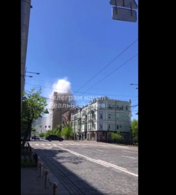 Фонтан бьет выше многоэтажек: эпические кадры прорыва водопровода в Киеве