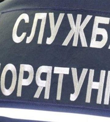 На Полтавщині рятувальники транспортували до екстреної чоловіка з великою вагою