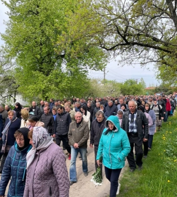 Провести Героя прийшли тисячі людей: на Волині попрощалися із депутатом сільради Віталієм Козачуком