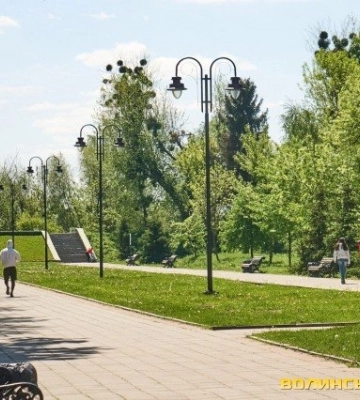 Біля луцького парку зроблять стоянку та пішохідну доріжку