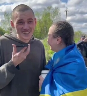 Я не сплю? Ущипни мене, - щемливі кадри повернення українського воїна з полону. ВIДЕО