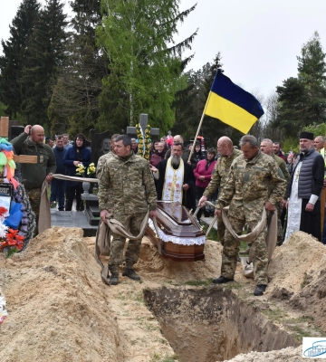 Провести Героя прийшли тисячі людей: на Волині попрощалися із депутатом сільради Віталієм Козачуком