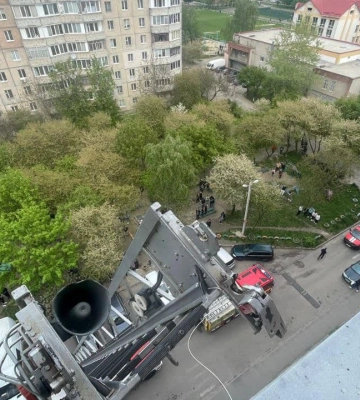 У Луцьку під час пожежі в багатоповерхівці вогнеборці врятували чотирьох людей