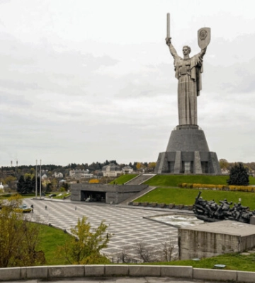 На скульптурі &quot;Батьківщини-Матері&quot; у Києві замінять герб СРСР на український
