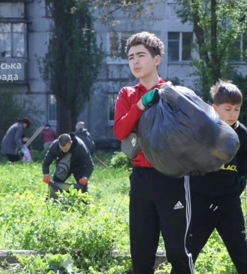 У Дніпрі містяни влаштували суботник у Шевченківському районі задля підтримки чистоти біля своїх осель