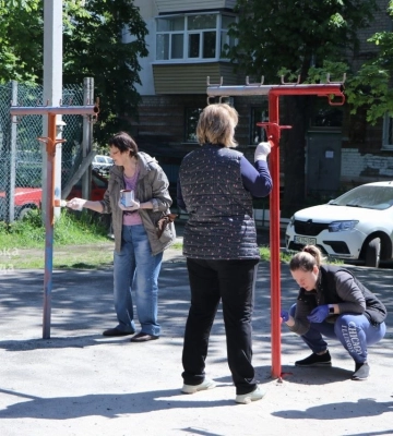 Висаджують дерева та прибирають територію навколо будинків: дніпряни долучились до суботників у Центральному районі Дніпра