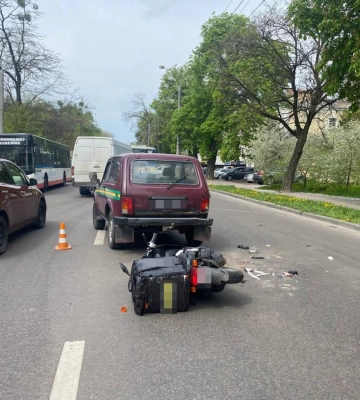 У Рівному мотоцикліст зіткнувся з автомобілем військових (ФОТО)
