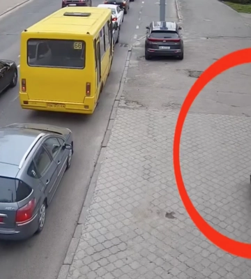 Мотоцикліст у Рівному вирішив об'їхати затор тротуаром (ВІДЕО)