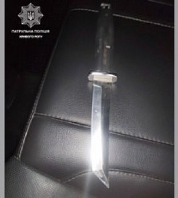 У Кривому Розі під час комендантської години у водія автівки виявили ніж