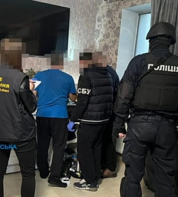 Вимагали 55 тисяч доларів у підприємця: у Дніпрі затримали трьох підозрюваних