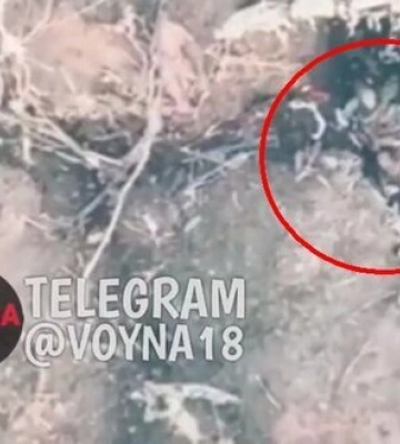 ЗСУ кинули гранату в окоп російського військового. ВIДЕО