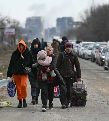 Димить цілий день: окупанти спалюють мішками документи в Мелітополі