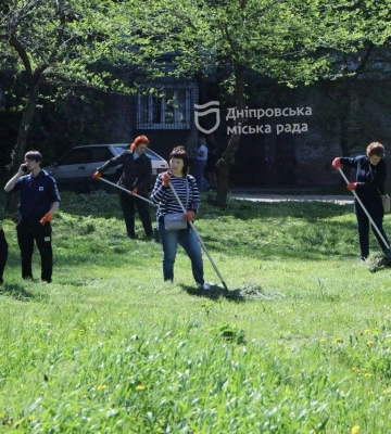 Понад 300 дніпрян на 7 локаціях: містяни вийшли на суботники у Центральному районі міста